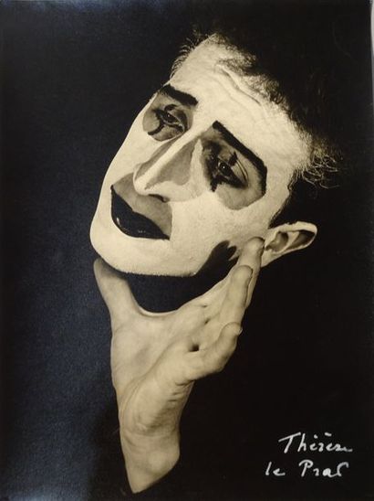 null THERESE LE PRAT. Photographie argentique , 1947, l’homme masqué, Yves Lorelle....