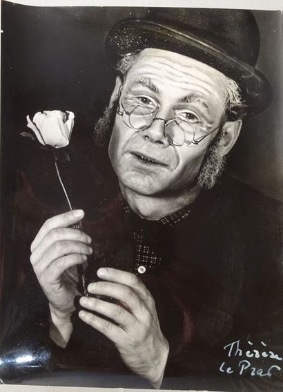 null THERESE LE PRAT. Photographie argentique , 1947, Homme à la fleur, Roger Desmare....