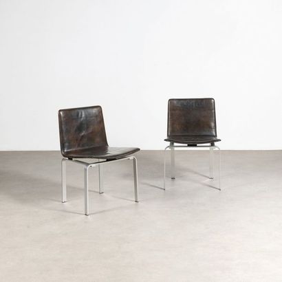 JØRGEN HØJ (Né en 1925) 
Paire de chaises modèle «Vi 3»
Acier nickelé et cuir noir...