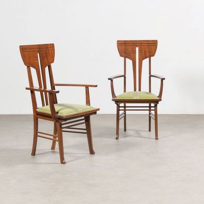 Gustave Serrurier-Bovy (1858-1910) 
Paire de fauteuils modèle «Marguerite»
Chêne,...