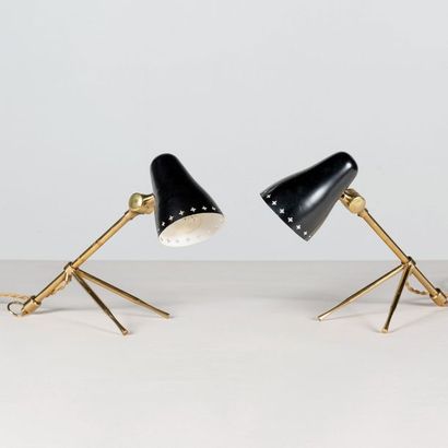 TRAVAIL SUÉDOIS (XXe siècle) 
Paire de lampes de table modèle «Cocotte»
Laiton et...