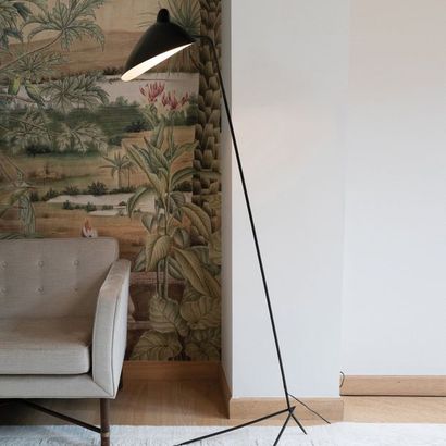 Serge MOUILLE (1922-1988) 
Floor lamp known as "Simple" Black and white lacquered
metal,...