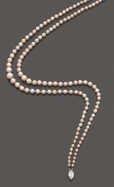 null COLLIER de deux rangs de 134 perles en chute en camaieu crème, le fermoir en...