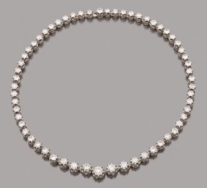 null COLLIER RAS-DU-COU en or gris 18K (750) serti d'une ligne de 60 diamants brillants...