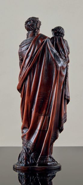 null Grande Vierge à l'Enfant en buis sculpté en ronde-bosse. Debout, la Vierge porte...