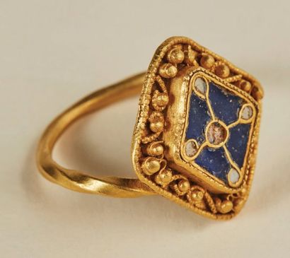 null Rare bague en or et émaux cloisonnés, bleu et blanc. Chaton losangé partagé...