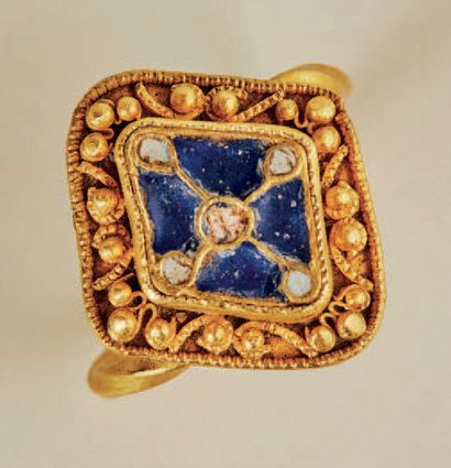 null Rare ring in gold and cloisonné enamels, blue and white. Diamond kitten shared...