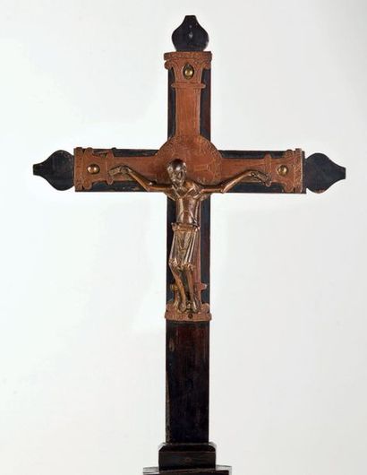 null Plaque centrale de croix en bronze et cuivre ciselé, gravé et doré.
Christ:...