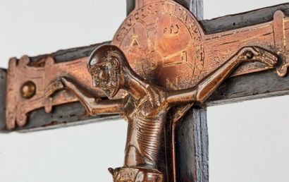 null Plaque centrale de croix en bronze et cuivre ciselé, gravé et doré.
Christ:...
