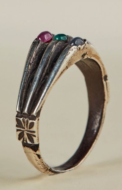 null Bague en argent ciselé, saphir, rubis et émeraude. Anneau de forme étrier à...