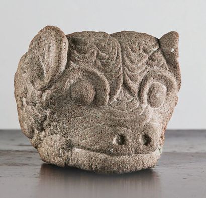 null Modillion in pink granite carved in the shape of a stylized feline head (?)....
