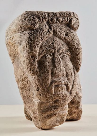 null Rare chapiteau en pierre calcaire sculptée représentant une tête d'homme barbu...