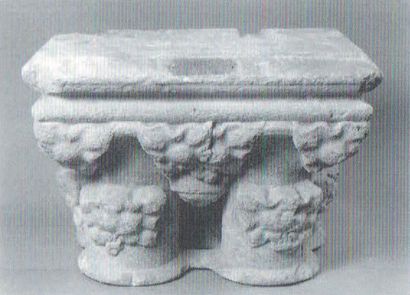 null Important double capital in white marble carved on all sides. Square in plan,...