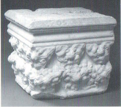 null Important double capital in white marble carved on all sides. Square in plan,...