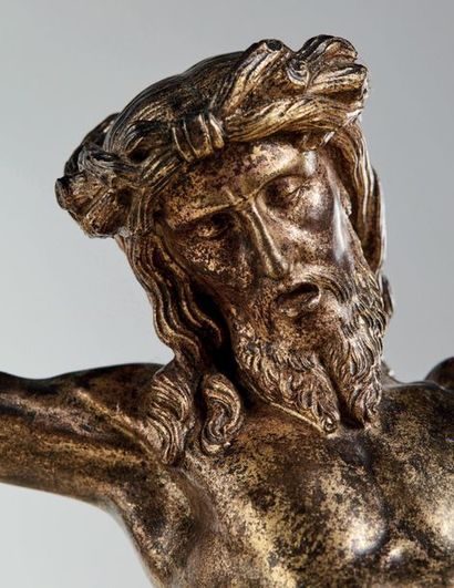 null Grand Christ en bronze ciselé et doré, fonte creuse. Tête ceinte d'une couronne...