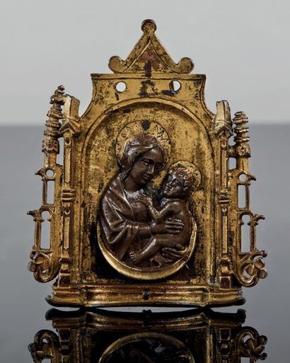 null Baiser de Paix en bronze en partie doré présentant la Vierge à l'Enfant en buste.
Dans...