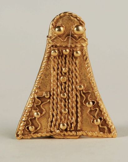 null Gold pendant in the shape of a cicada. With a triangular outline, it has an...