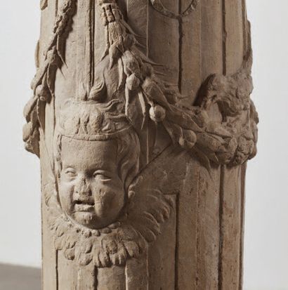 null Fût de colonne en pierre calcaire sculptée, cannelé avec décor, en partie basse...