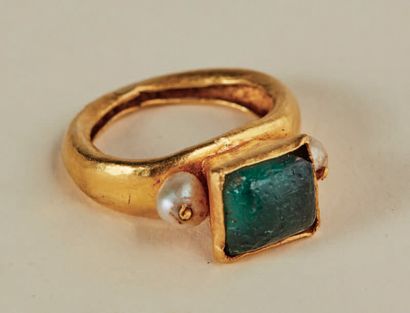 null Gold ring, green glass and pearls. High bezel in the shape of a truncated and...