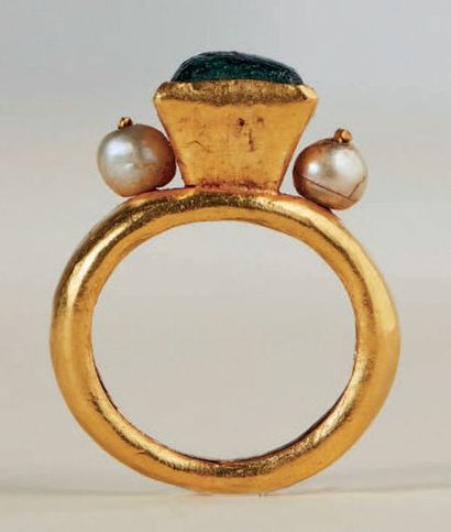 null Gold ring, green glass and pearls. High bezel in the shape of a truncated and...