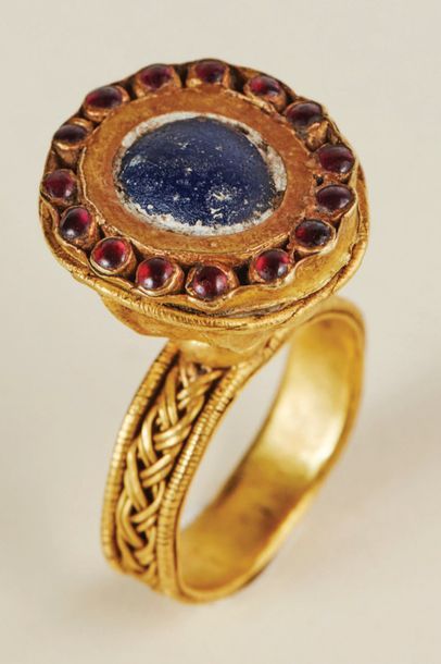 null Important gold, ruby and blue glass paste ring. Kitten of inverted pyramidal...