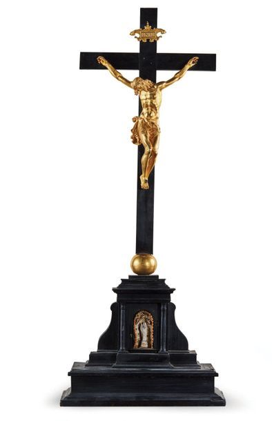  GRAND CRUCIFIX avec Christ en bronze ciselé et doré, croix en placage d'ébène. Beau...
