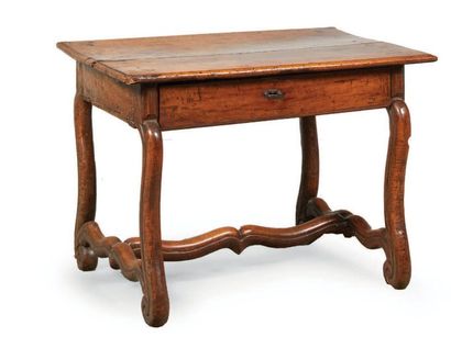 null TABLE en noyer au piètement en os de mouton ouvrant par un tiroir en ceinture.
XVIIe...