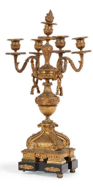 null PAIR OF CANDELABRATES with five gilded bronze lights, black marble base.
19th...