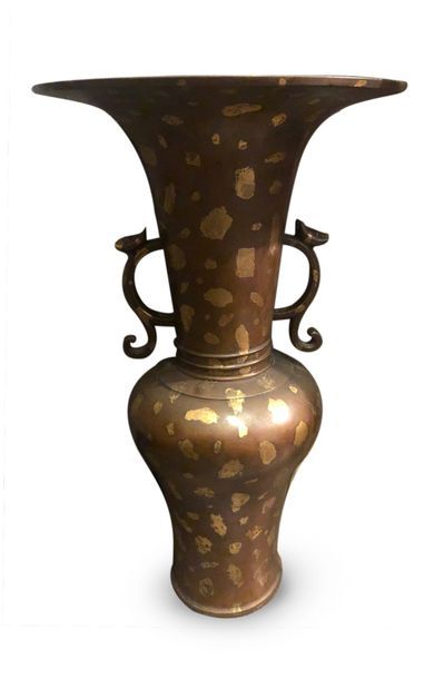  Vase en bronze à haut col évasé à décor dit gold splash. 
 XIXe siècle (monté en...