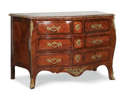  COMMODE TOMBEAU in veneer and crimping of rosewood and violet wood. Curved feet...