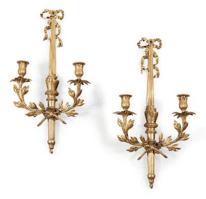 null PAIRE D'APPLIQUES à deux bras de lumière en bronze ciselé et doré. Fût en carquois...