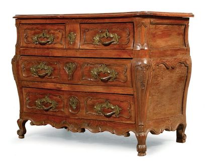  IMPORTANT COMMODE OF PORT in fruitwood. Short arched feet with snail-shaped curls,...