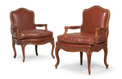 null PAIRE DE FAUTEUILS à la reine en bois mouluré. Pieds cambrés terminés en enroulements...