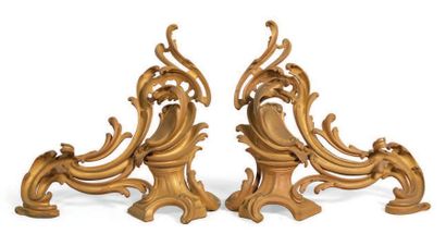  PAIRE DE CHENETS en bronze doré. Riche décor de style rocaille orné de cuirs découpés,...