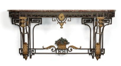 null CONSOLE D'APPLIQUE en fer forgé et métal mordoré. Deux montants en console à...