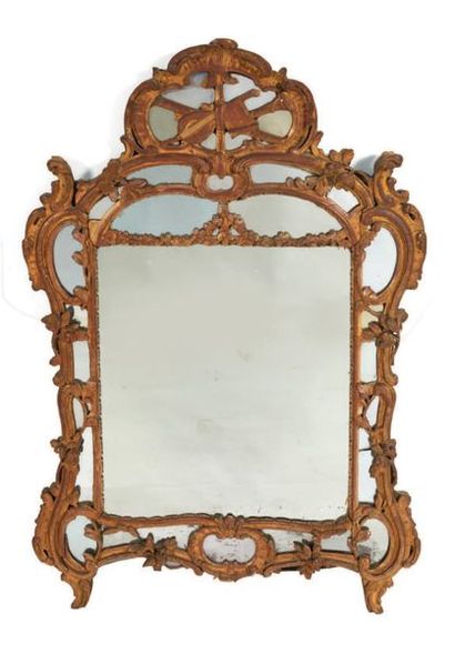 null Rectangular mirror with glazing bead in gilded carved wood.
Fronton to the attributes...