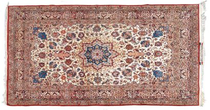  EXCEPTIONAL AND VERY FINE ISPAHAN CARPET (IRAN) Signed. Around 1940/50. Shah's workshop....