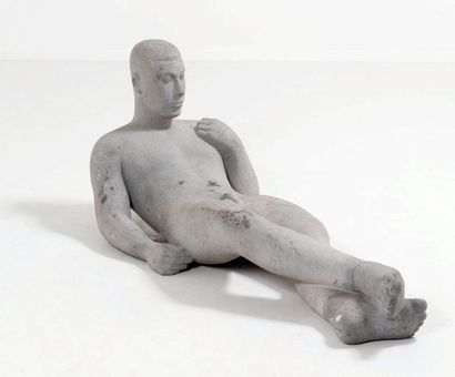 MONIQUE GUEBELS (NÉE EN 1921) 
Homme au repos, circa 1950
Petit granit belge
Taille...