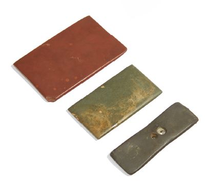 null ? LOT DE TROIS PALETTES À BROYER RECTANGULAIRES.
(3 OBJETS).
Égypte, Époque...