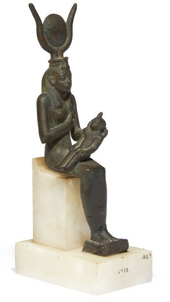 null ISIS LACTANS.
Égypte, Basse Époque - Époque Ptolémaïque.
Statuette votive représentant...