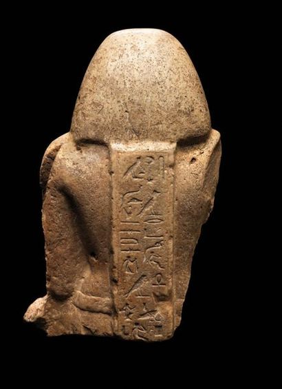 null ? BUSTE AU NOM DE ÂNKH-HOR.
Égypte, début de la XXVIe dynastie.
Buste de statue,...