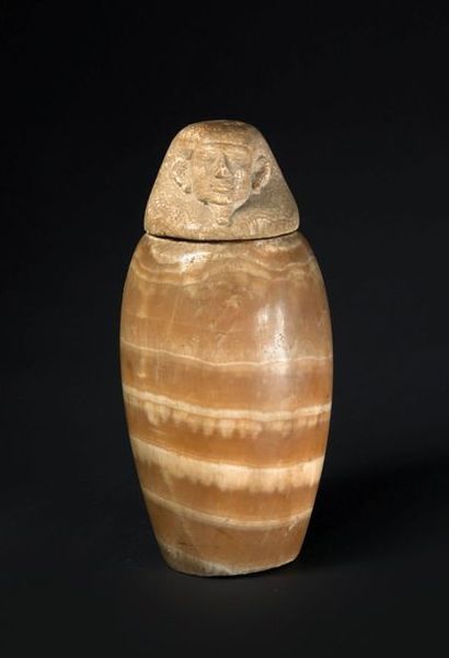 null ? VASE CANOPE.
Égypte, Basse Époque.
Vase canope anépigraphe fermé par un bouchon...