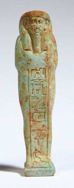 null OUSHEBTI AU NOM DU PRÊTRE-RENEP HOREMHEB.
Égypte, XXVIe dynastie.
Oushebti momiforme,...