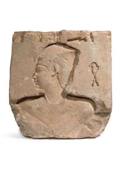 null ? BAS-RELIEF: PROFIL ROYAL.
Égypte, Époque Ptolémaïque.
Fragment de bas-relief...