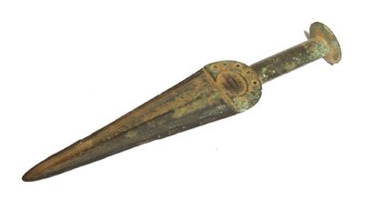 null POIGNARD RHODANIEN.
Bronze Ancien, ca. 1800-1500 av. J.-C.
Poignard dont le...
