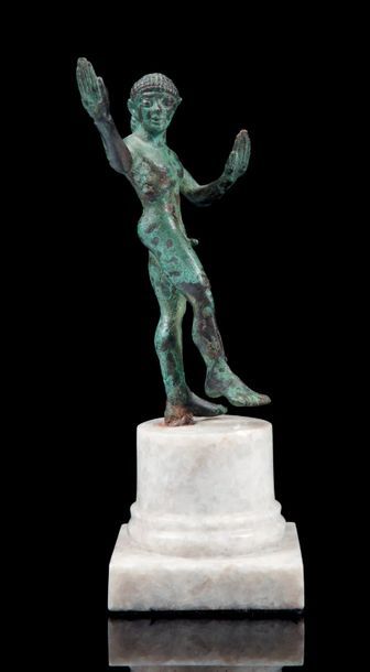 null STATUETTE DE DANSEUR.
Étrurie, ca.500 av. J.-C.
Statuette représentant un danseur...
