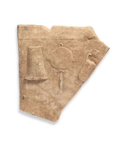 null ? PINAX.
Art Grec, Ve siècle av. J.-C.
Pinax fragmentaire orné d'un kalathos,...