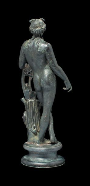 null APOLLON CITHARÈDE.
Art Romain, IIe-IIIe siècles.
Statuette représentant Apollon...