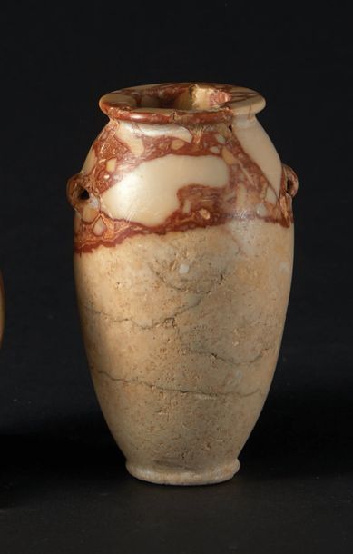 null ? VASE TONNELET.
Égypte, Nagada II.
Petit vase oblong à lèvre annulaire muni...