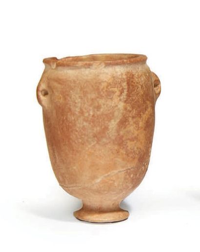null ? VASE.
Égypte, Époque Prédynastique.
Vase tronconique reposant sur un piédouche...